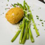 半熟卵のフリットとアスパラガス
